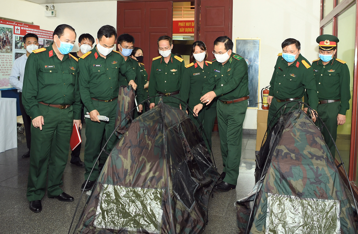 Báo Quân đội nhân dân bàn giao vật chất hỗ trợ phòng, chống dịch Covid-19 tặng Bộ đội Biên phòng

